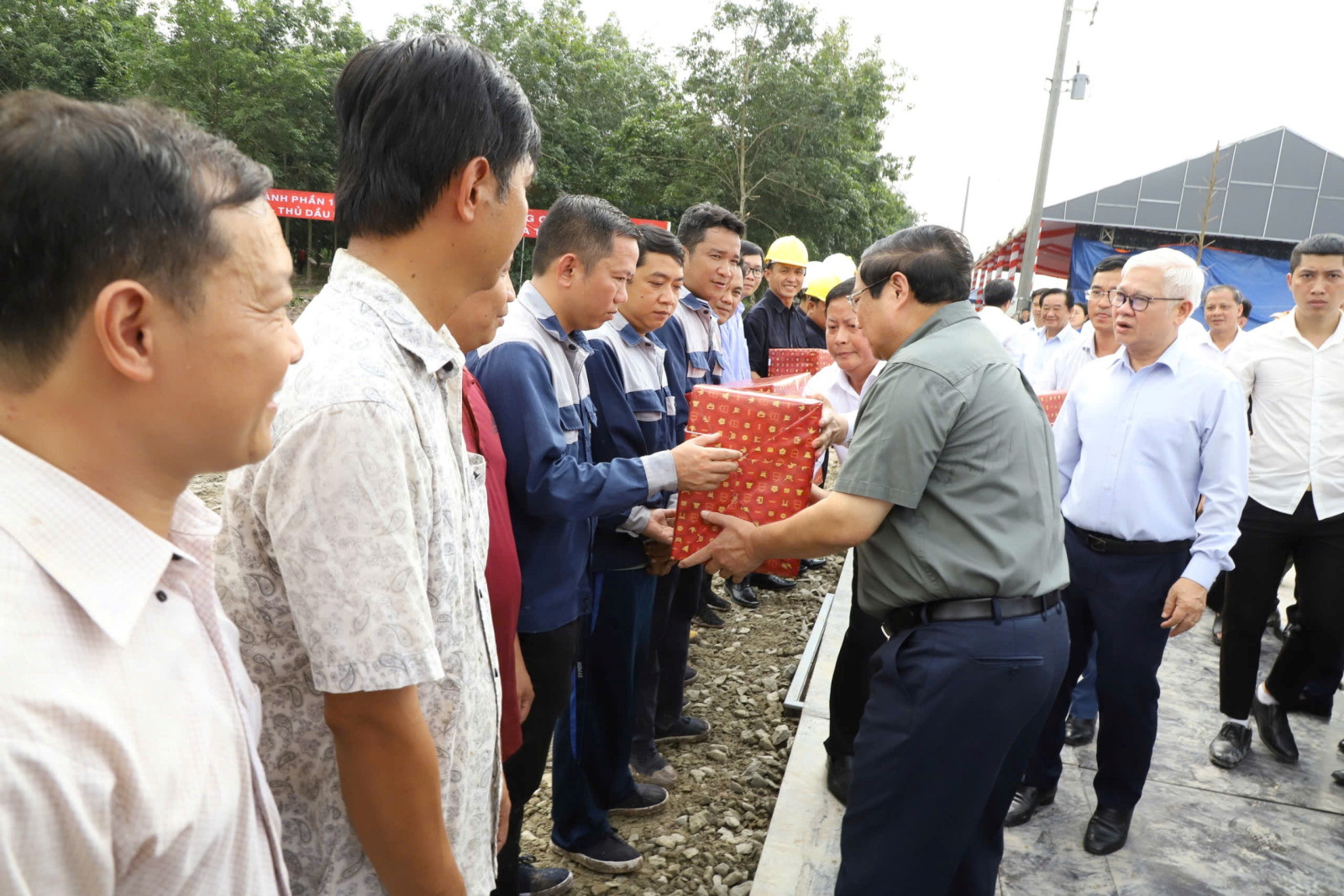 6-Thủ tướng Chính phủ Phạm Minh Chính và lãnh đạo tỉnh Bình Dương tặng quà cho công nhân lao động tại công trường.